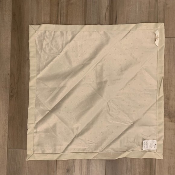 Kate Spade New York  Silver/Grey "Larabee Dot" Tablecloth 58"x99" and 6 Napkins - Picture 10 of 15